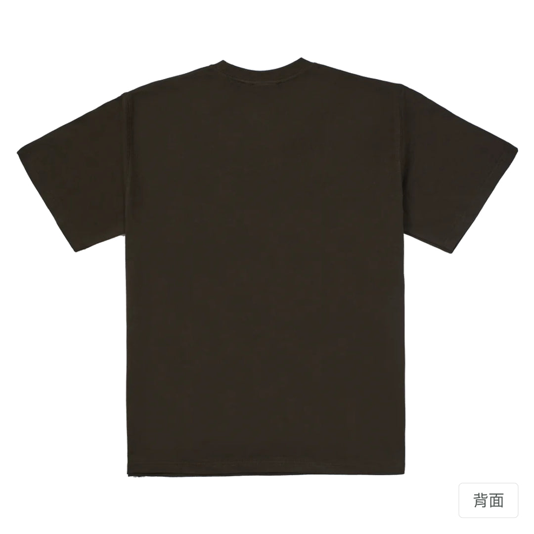 RickyMartini × RickyMartini…｜諧教 001｜抬鐘人（深色衣款）｜280g 重磅落肩T恤 巧克力色 背面