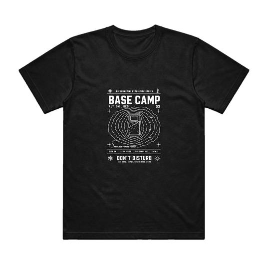 自有設計 No.003 — BASE CAMP: BED 大本營：床（Gorpcore Expedition） 黑色 T 恤