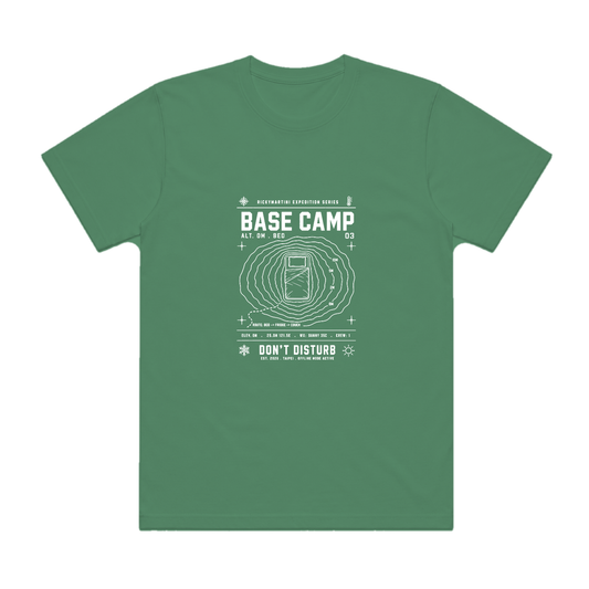 自有設計 No.003 — BASE CAMP: BED 大本營：床（Gorpcore Expedition） 橄欖綠 T 恤