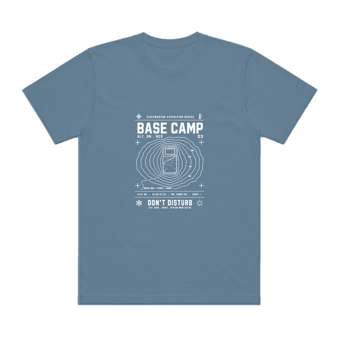 自有設計 No.003 — BASE CAMP: BED 大本營：床（Gorpcore Expedition） 石灰 T 恤