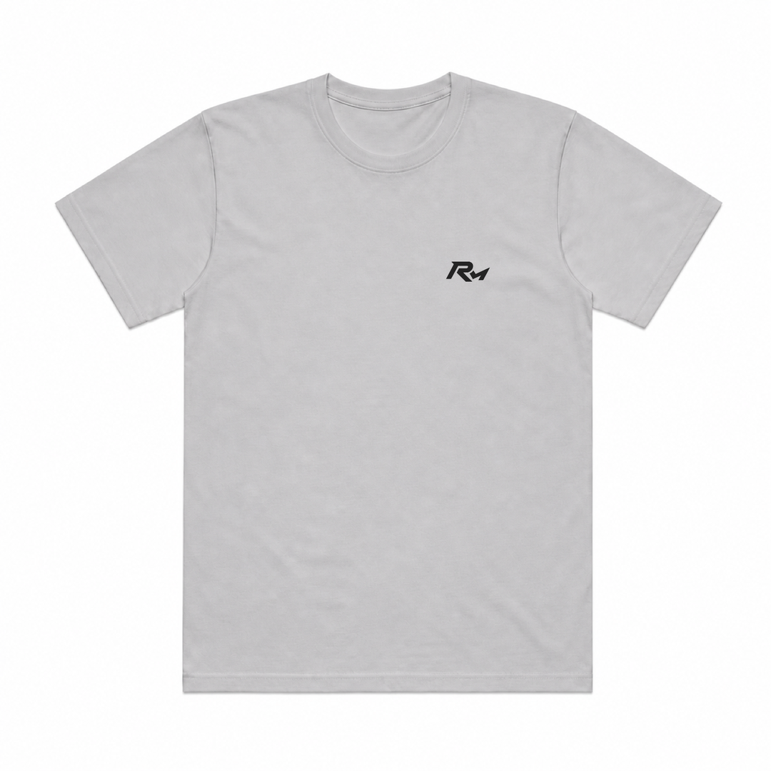 自有設計 No.006 — RM SYMBOL 左胸小標（極簡 logo staple · 第二批印製變因首款） 淺灰 T 恤