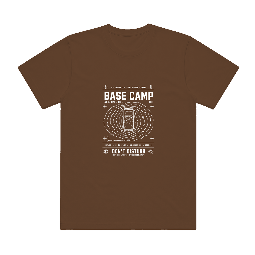 自有設計 No.003 — BASE CAMP: BED 大本營：床（Gorpcore Expedition） 太妃棕 T 恤
