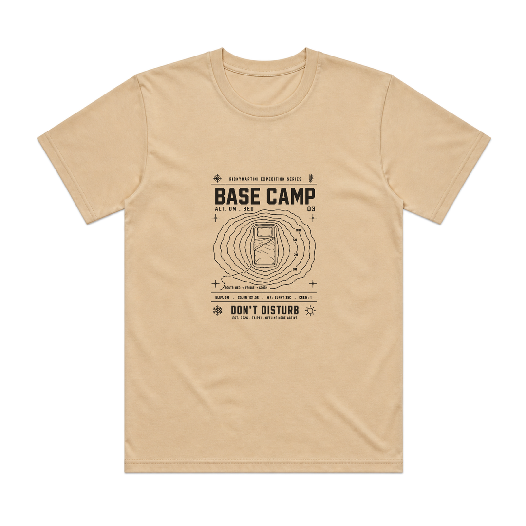 自有設計 No.003 — BASE CAMP: BED 大本營：床（Gorpcore Expedition） 卡其 T 恤