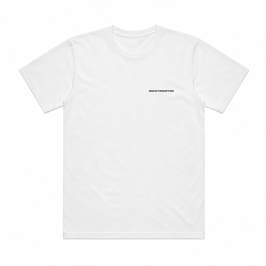 自有設計 No.007 — RICKYMARTINI 品牌字標（標誌系統款 · 左胸小印） 白色 T 恤